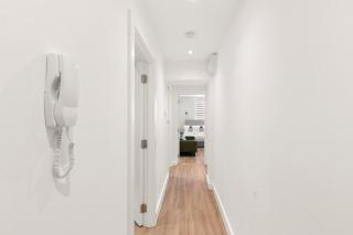 Bright 2BR Flat Close to Shops in Beckenham - 2