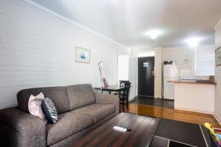 Lovely 1 BDR in the heart of Fremantle w Parking - 2