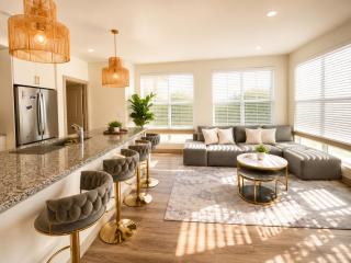 Spacious 2 bed 2 bath with tons of amenities ! - 0
