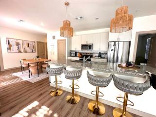 Spacious 2 bed 2 bath with tons of amenities ! - 9