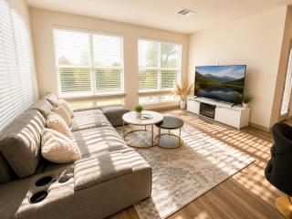Spacious 2 bed 2 bath with tons of amenities ! - 8
