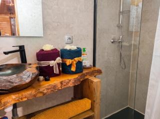 Roulotte à la campagne avec son spa à Cabariot - 5