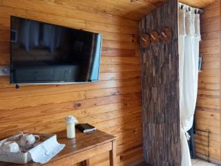 Roulotte à la campagne avec son spa à Cabariot - 1