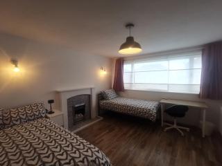 4 bedrooms 7 beds Castle Donnington EMA -Private drive way - 1