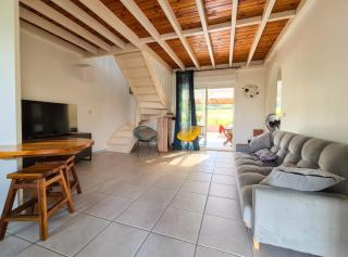 Maison charmante à Sainte-Anne avec jardin et pergola en bois. - 1