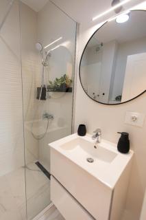 Ivory Design Apt with Balcony by Blvd 36B5 - Free Parking - 9