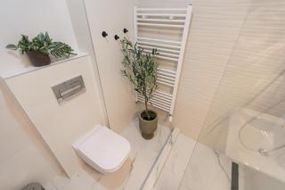 Ivory Design Apt with Balcony by Blvd 36B5 - Free Parking - 1