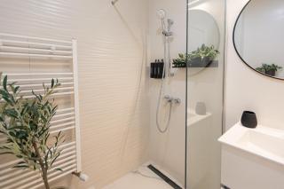 Ivory Design Apt with Balcony by Blvd 36B5 - Free Parking - 5