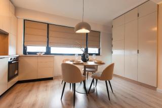 Ivory Design Apt with Balcony by Blvd 36B5 - Free Parking - 2