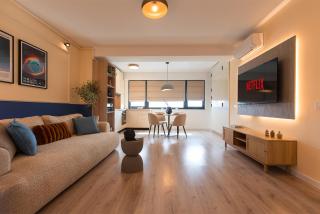 Ivory Design Apt with Balcony by Blvd 36B5 - Free Parking - 2