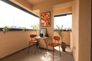 Ivory Design Apt with Balcony by Blvd 36B5 - Free Parking - 6