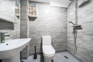House - Sleeps 12 - Parking - 5