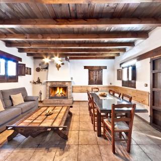 Elegant Villa in Granada with Pool and Garden - 8