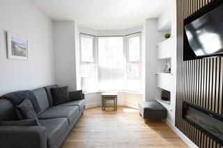 Beautiful 3-bed Home in Ilfracombe by Renzo Ilfracombe Beach Free Wi-Fi - 2