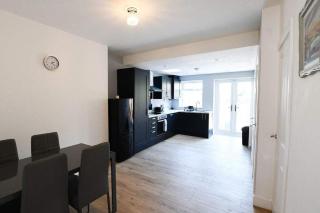 Beautiful 3-bed Home in Ilfracombe by Renzo Ilfracombe Beach Free Wi-Fi - 1