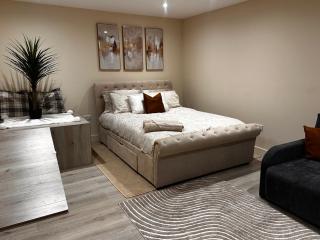 LuxeStay Apartments - 9