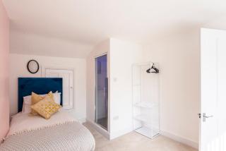 Spacious 3BR Family Home with Big Garden - 3