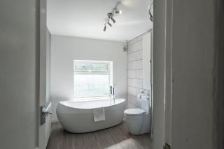 Spacious 3BR Family Home with Big Garden - 4