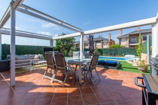Charming Studio with Pool Retreat - 9