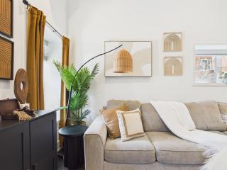 Bright & Spacious Boho Oasis A Warm Retreat - 4