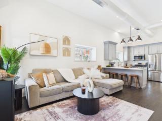 Bright & Spacious Boho Oasis A Warm Retreat - 2