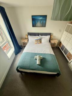 Number 15 Luxurious Two Bedroom Apartment - free secure parking - 2