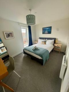 Number 15 Luxurious Two Bedroom Apartment - free secure parking - 3