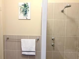 Beach&Winery Retreat with Premium King, 2Queen, 5BR 2Bath, Netflix, sleeps 12, Max 13,sofa bed upon request with extra fee - 1