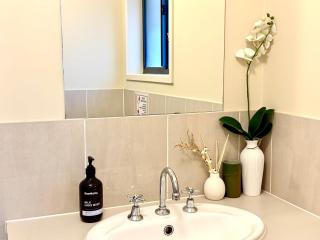 Beach&Winery Retreat with Premium King, 2Queen, 5BR 2Bath, Netflix, sleeps 12, Max 13,sofa bed upon request with extra fee - 2