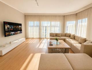 3BR Beachside Chalet Steps from Einbay Beach - 1