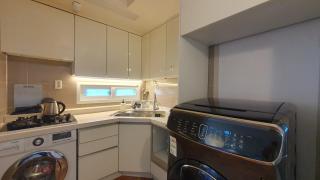50 OFF, air conditioner, 6 minutes from Hongik Uni Sta, airport bus, cleaning fee 0, ELV, parking, blackout curtains, washing machine, dryer - 9