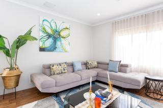 Spacious 4BR Family Home Pool with Spa and BBQ - 9