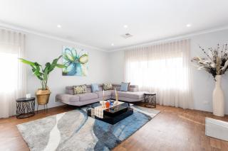 Spacious 4BR Family Home Pool with Spa and BBQ - 0