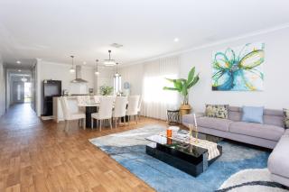 Spacious 4BR Family Home Pool with Spa and BBQ - 7
