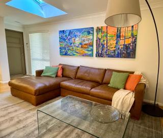 Bright 2 Bedroom Apartment In A Great Location - 0