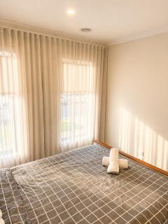Modern Family Home in Truganina - Space to Relax - 8