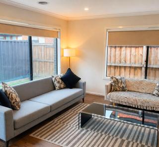 Modern Family Home in Truganina - Space to Relax - 7