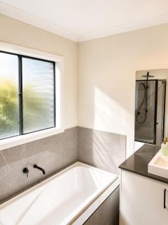 Modern Family Home in Truganina - Space to Relax - 6
