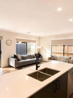 Modern Family Home in Truganina - Space to Relax - 2