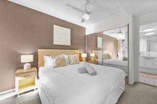 Full Water View - Sleeps 7 - Parking - Pool & Sauna - 7