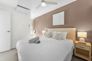 Full Water View - Sleeps 7 - Parking - Pool & Sauna - 1