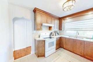 3 Bedroom Home Near Rogers Downsview Stadium - 1
