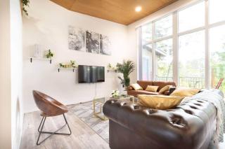 Spacious Open Concept Home Near Rogers Stadium - 8