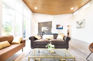 Spacious Open Concept Home Near Rogers Stadium - 6