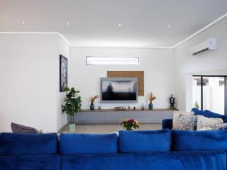Luxurious 4-Bedroom House with Private Pool in Hartbeespoort - 5