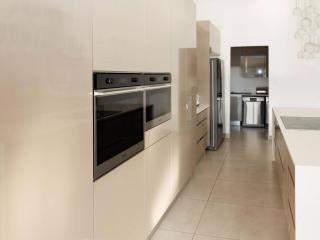 Luxurious 4-Bedroom House with Private Pool in Hartbeespoort - 1