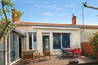 Charming home near beaches & center - 1