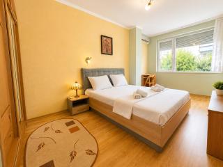 Sunny Apartment - Top Location & Free Parking - 3