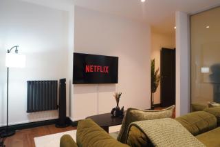 Modern 1-Bed Apartment with Gym near AO Arena & Victoria Station - 8