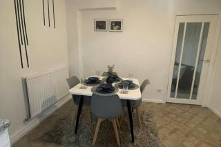 2 Bed House - Sleeps 4 - Garden - Parking - Wifi - 6